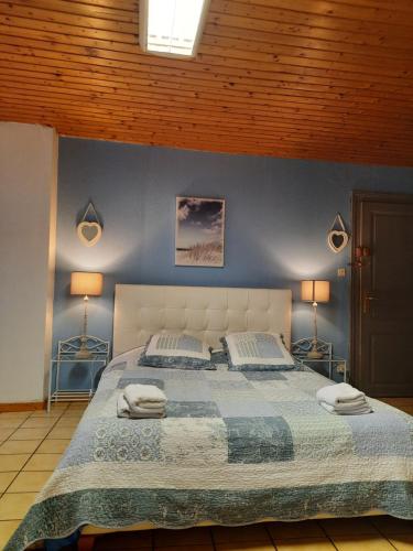 um quarto com uma cama grande e paredes azuis em Romantic Studio Center em Colmar