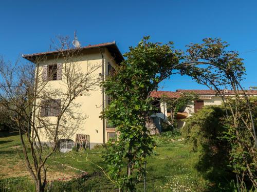 una vecchia casa con un albero di fronte di Holiday Home la Vallia by Interhome a Piea