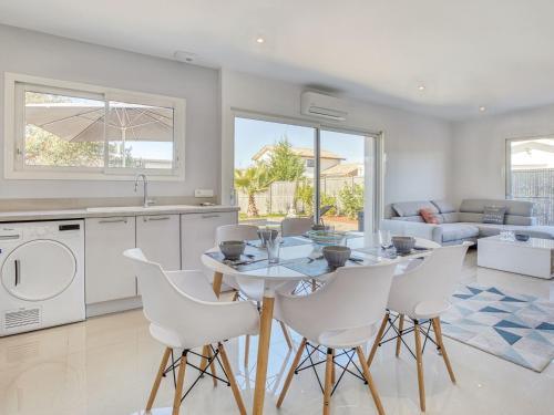 une cuisine et un salon avec une table et des chaises dans l'établissement Holiday Home La Bruyère by Interhome, à Saubion