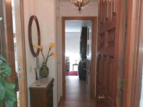 un corridoio di una casa con una porta e un vaso di piso María C a Santiago de Compostela