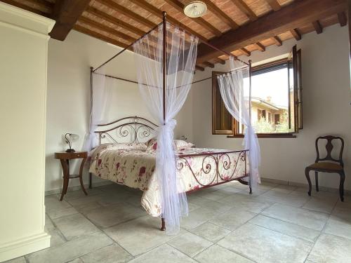 カーゾレ・デルザにあるAlla Pieveのベッドルーム(蚊帳付きの天蓋付きベッド付)