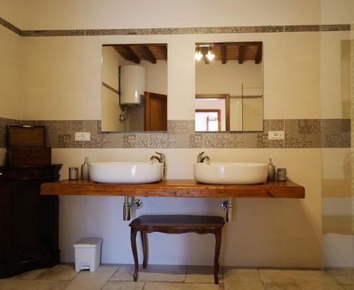カーゾレ・デルザにあるAlla Pieveのバスルーム(洗面台2台、鏡付)