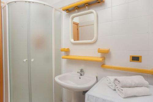 ein Bad mit einem Waschbecken und einem Spiegel in der Unterkunft Villa erica appartamento Alice in Villa San Pietro