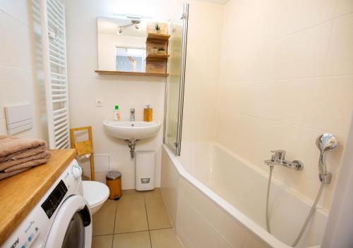 La salle de bains est pourvue d'une douche, de toilettes et d'un lavabo. dans l'établissement FeWo 02 Maisonette im Carre`Charlott, à Pulsnitz