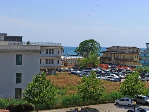 um parque de estacionamento com muitos carros estacionados em Casa Vacanza Gabriella em Montesilvano