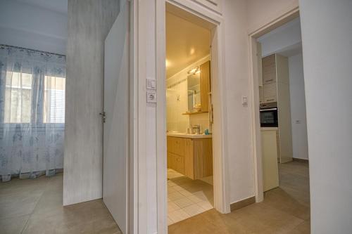 Een badkamer bij The Rhodes Marina Apartment