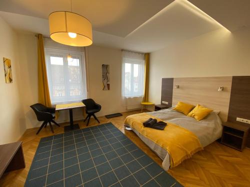 een slaapkamer met een bed en een bureau. bij Frank & Fang Apartments MK1 in Boedapest
