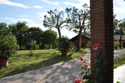 a brick driveway with a house in the background at Agriturismo Gardenali in Volta Mantovana
