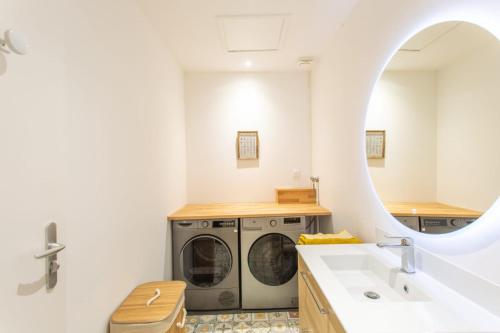 a laundry room with a washing machine and a sink at La Vénus de Renancourt - face au Zénith, Licorne, Mégacité in Amiens