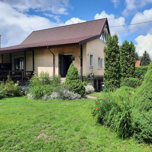 ein Haus mit einem Hof davor in der Unterkunft Dom w (Między) lesie in Zwierzewo