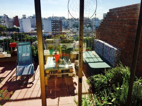 einen Balkon mit einem Tisch und Stühlen sowie Stadtblick in der Unterkunft Penthouse Duplex en Pocitos in Montevideo