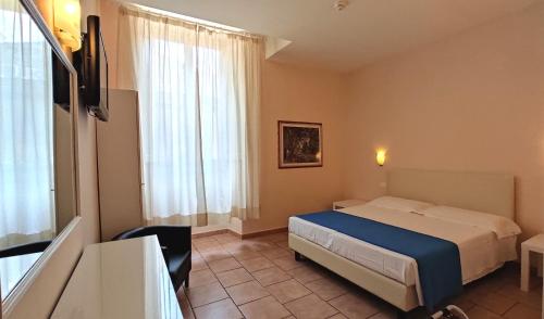 ein Hotelzimmer mit einem Bett und einem Fenster in der Unterkunft Hotel Rita Major in Florenz
