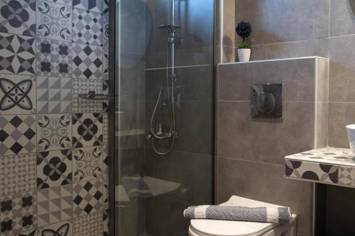 Bilik mandi di Callista Luxury Apartments