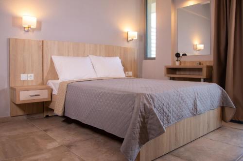 En eller flere senge i et værelse på Callista Luxury Apartments