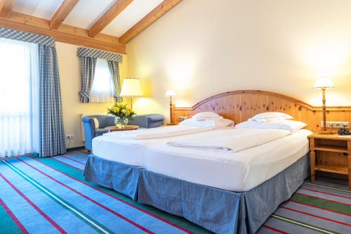 Postel nebo postele na pokoji v ubytování Hotel Kaiserhof Kitzbühel, 4 Sterne Superior