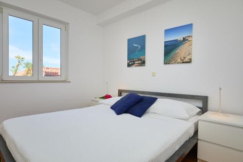 Un pat sau paturi într-o cameră la Hedera Estate, Hedera A39