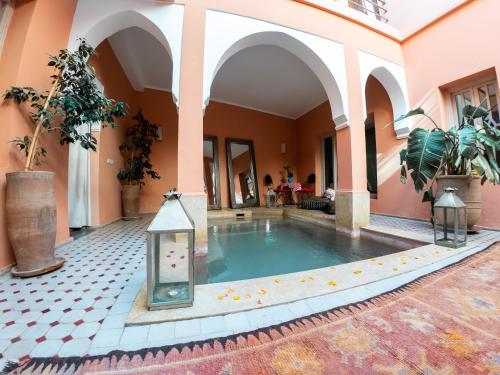 einen Pool in einem Haus mit Innenhof in der Unterkunft Riad Tahani in Marrakesch