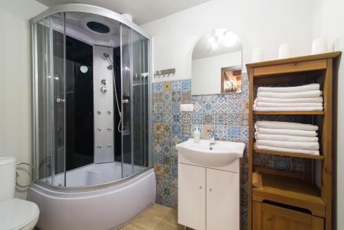y baño con ducha, aseo y lavamanos. en Domek na Stoku en Kazimierz Dolny