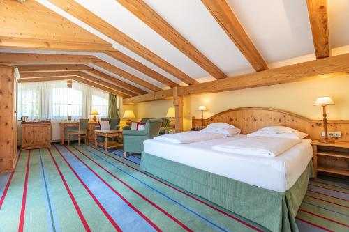 Postel nebo postele na pokoji v ubytování Hotel Kaiserhof Kitzbühel, 4 Sterne Superior