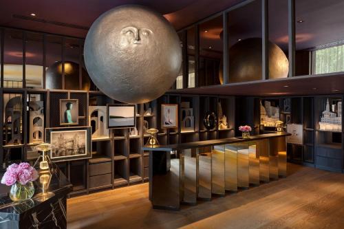 une chambre avec un grand orb sur le mur dans l'établissement The Londoner, à Londres