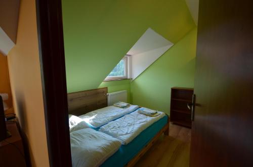 Postel nebo postele na pokoji v ubytování Pod Modrzewiem Mieszkania wakacyjne