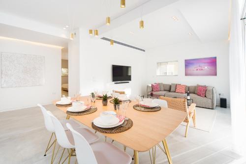 Spacious & Design 2BDR near Gordon Beach