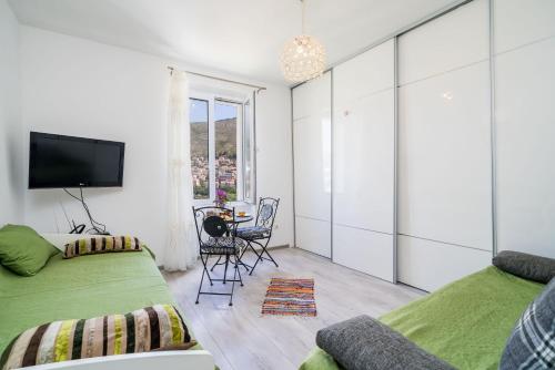 um quarto com 2 camas e uma televisão de ecrã plano em Apartment Luka em Dubrovnik