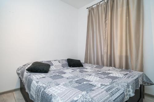 um quarto com uma cama com duas almofadas em Apartment Luka em Dubrovnik