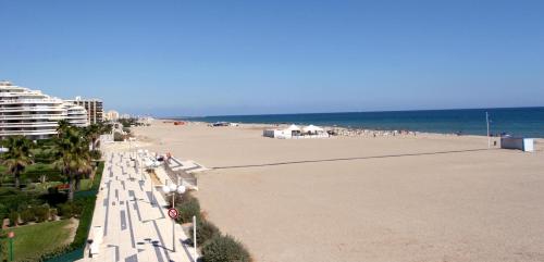 カネ・アン・ルシヨンにあるCANET LA Plageのビーチの景色を望むバルコニーが備わる客室です。