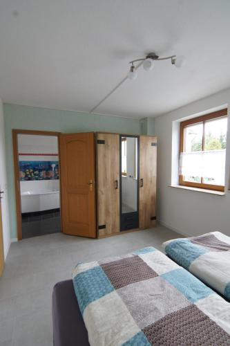 1 Schlafzimmer mit 2 Betten und einem Fenster in der Unterkunft Pferdeparadies Wallengrün in Wallengrün