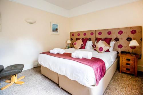 Ένα ή περισσότερα κρεβάτια σε δωμάτιο στο The Red Lion Hotel