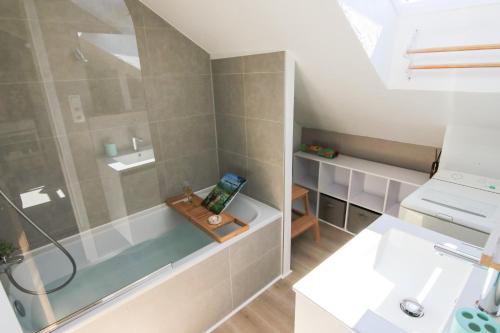 une salle de bain avec douche et lavabo dans l'établissement Le Belvosgien, à Gérardmer