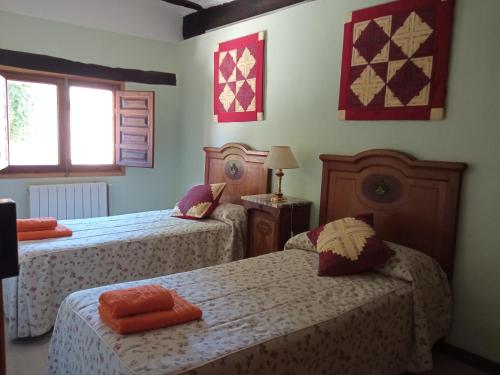 1 dormitorio con 2 camas y ventana en SOLAR de 1709, en Pradillo