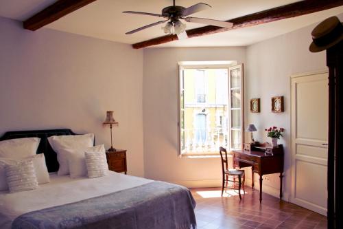 Säng eller sängar i ett rum på Sainte-Hélène Chambres d'Hôtes & Appartement