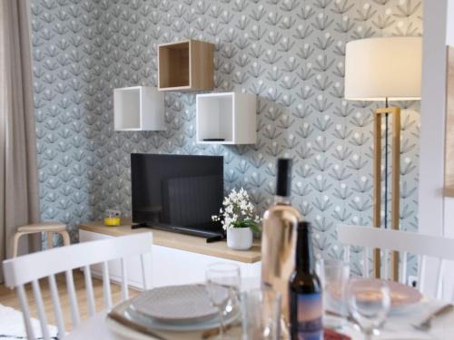 une salle à manger avec une table et une télévision dans l'établissement Villa Emilie & Perrine, à Criel-sur-Mer