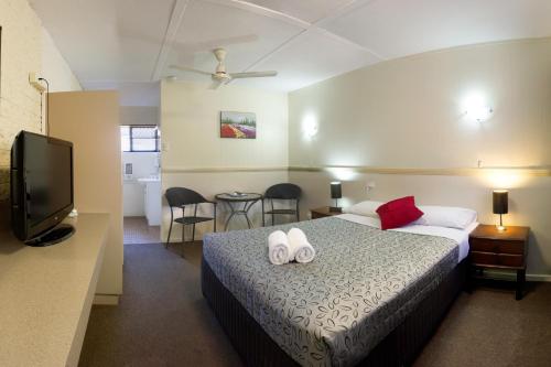 Ένα ή περισσότερα κρεβάτια σε δωμάτιο στο Miners Lodge Motor Inn