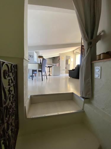 une vue d'un salon et d'une cuisine avec une fenêtre ouverte dans l'établissement Studio sur les toits, à Villecroze