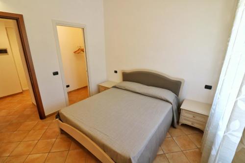a small bedroom with a bed in a room at La Pulce Salata in Levanto
