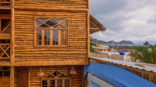 Un edificio con una ventana en el costado. en Hostal Poseidon, en Puerto Cayo
