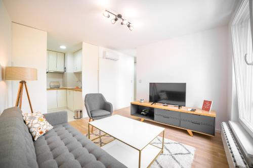 TV a/nebo společenská místnost v ubytování Sun Square Apartments