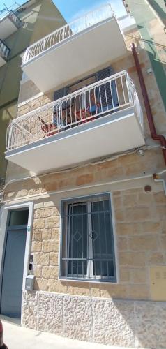 a balcony on the side of a building at Bed and Breakfast il Pesciolino in Trani