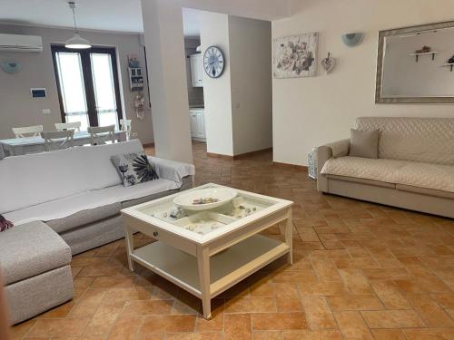 un salon avec un canapé et une table dans l'établissement Agriturismo Colle d' Oro, à Pescia Romana