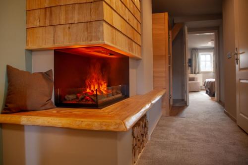 a fireplace on a counter in a living room at Naturhotel Gasthof Bärenfels in Kurort Altenberg