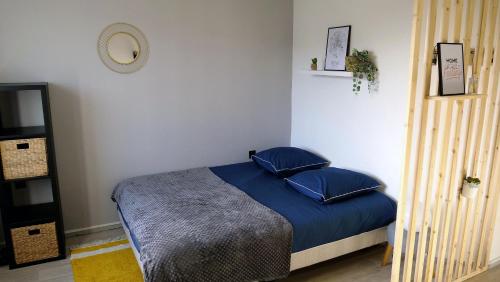 Postel nebo postele na pokoji v ubytování Studio à 8 min à pied du Futuroscope – 1/4 pers