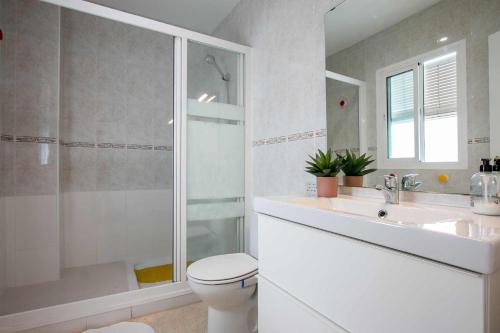 Et badeværelse på Apartamentos Casa Yoli en Maro