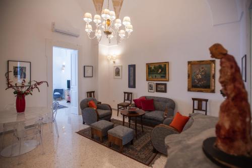 a living room with a couch and chairs and a chandelier at B&B Don Alessandro in Surbo