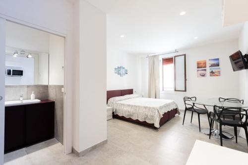 - une chambre avec un lit, une table et des chaises dans l'établissement Marsala, Bologna by Short Holidays, à Bologne