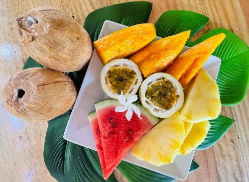 een fruitschaal op een groene schaal bij Max Hotel Nungwi in Nungwi