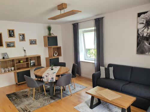 salon ze stołem i kanapą w obiekcie Ferienwohnung Danziger OG w mieście Celle