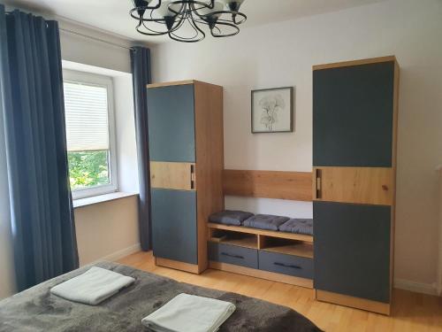 1 dormitorio con 1 cama y armario grande en Ferienwohnung Danziger OG en Celle